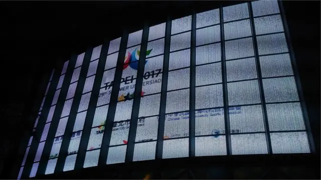 主办单位在大屏幕上播送为世界大学运动会特别拍摄的影片，鼓励民众购票观看比赛、为选手们加油打气。