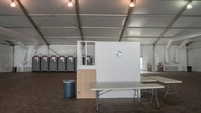 Uno de los refugios temporales que el gobierno de Estados Unidos levantó para recibir más migrantes en mayo de este año.