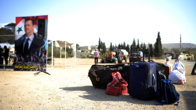 Deraya'da otobüse doldurulmak üzere yerde bekletilen bagajlar.