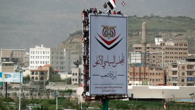 Des manifestants brandissant le drapeau yéménite à Sanaa, le 20 août 2016.