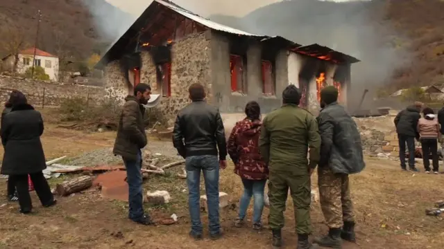 Минглаб этник арманлар Тоғли Қорабоғ атрофидаги ерларни ташлаб кетмоқда.