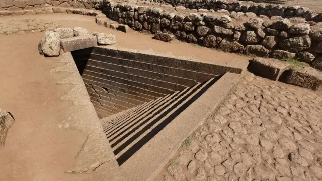 இத்தாலியில் உள்ள தீவில் தேன்கூடு வடிவில் மர்மமான கோபுரங்கள்