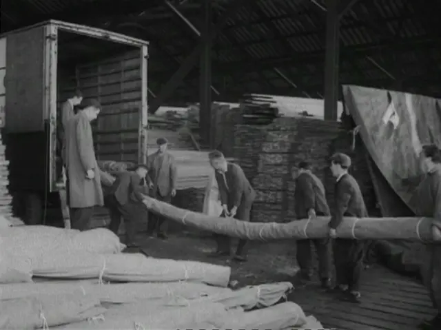 Разгрузка декораций Большого театра