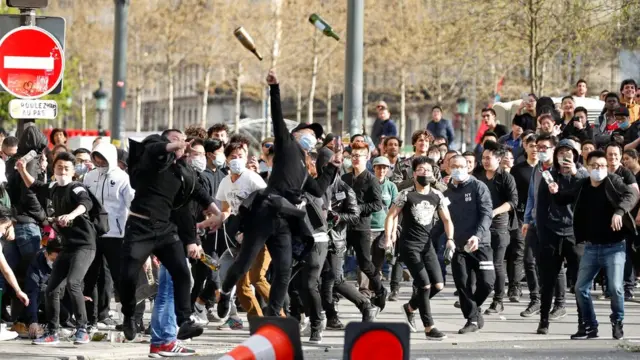 巴黎悼念刘少尧集会现场附近一群年轻男子朝防暴警察扔玻璃瓶（2/4/2017）