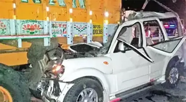 'லாரி மீது கார் மோதியதில் ஒரே குடும்பத்தினர் 8 பேர் சாவு'