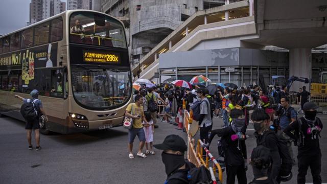 新界沙田示威者堵塞港铁大围站前转盘路后与受阻群众沟通（10/8/2019）