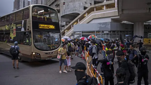 新界沙田示威者堵塞港铁大围站前转盘路后与受阻群众沟通（10/8/2019）