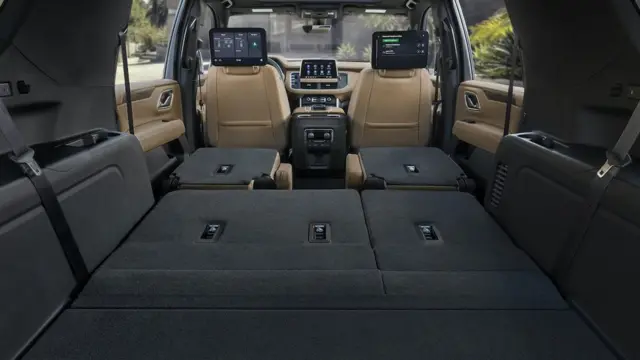 با خواباندن دو ردیف صندلی عقب بیش از چهار متر مکعب جای بار در سابربن باز می‌شود