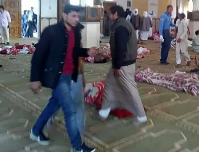 हमले के बाद मस्जिद का मंज़र