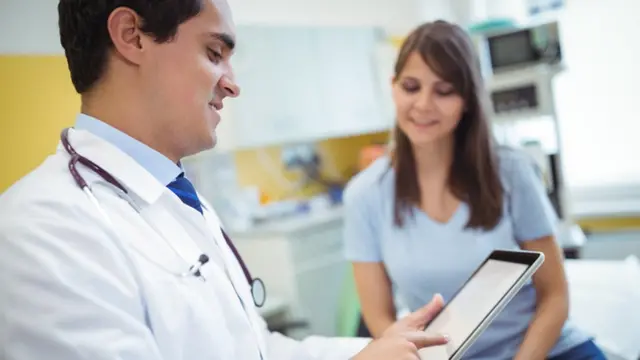 Doctor con paciente.