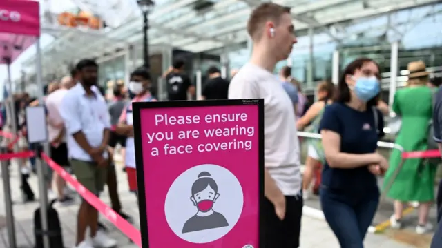 "Požaluйsta, nadenьte masku". Očeredь v Londone