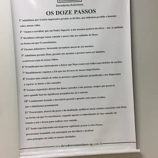 Cartaz com os 12 passos dos devedores anônimos