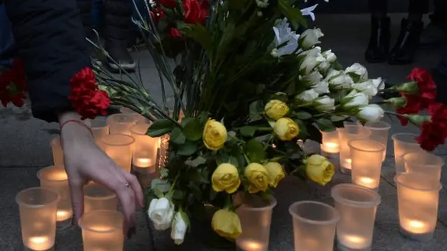 பொதுமக்கள் மலர்களை வைத்தும் மெழுவர்த்திகளை ஏற்றியும் தங்கள் அஞ்சலியை செலுத்தி வருகின்றனர்