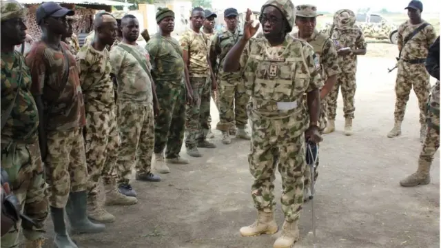 Awọn ologun n gba aṣẹ lọwọ ọgagun kan