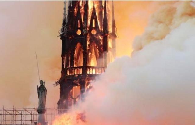 巴黎聖母院大教堂尖塔被焚毀。