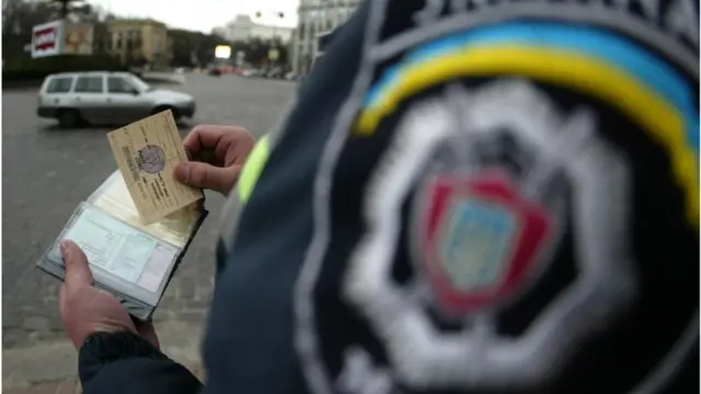 Теоретично з листопада водії зможуть мати свої права і техпаспорт у смартфоні, а поліція матиме техзасоби для їх перевірки