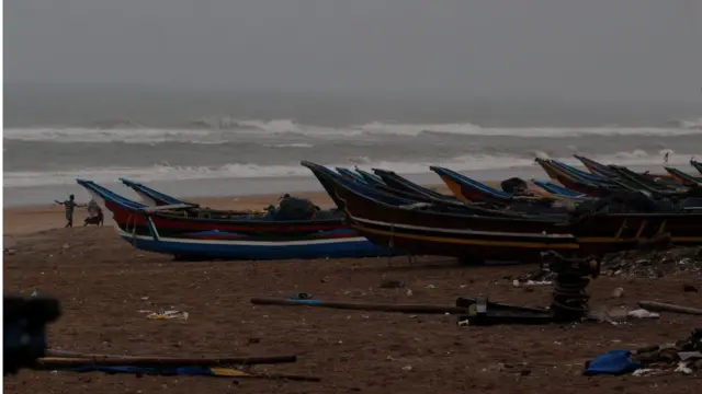 সমুদ্র উপকূলে রাখা নৌকা