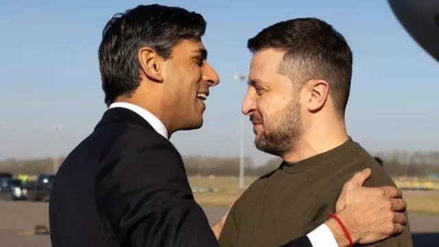 سوناک از زلنسکی در فرودگاه استقبال کرد