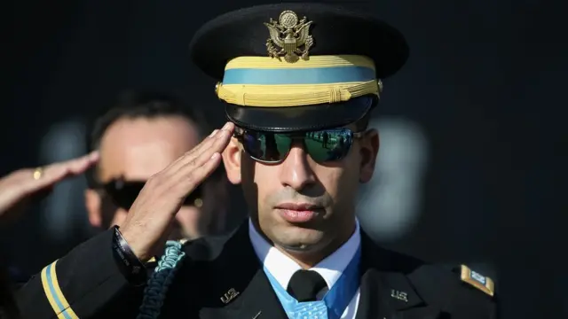 Militar saluda a la bandera de Estados Unidos.