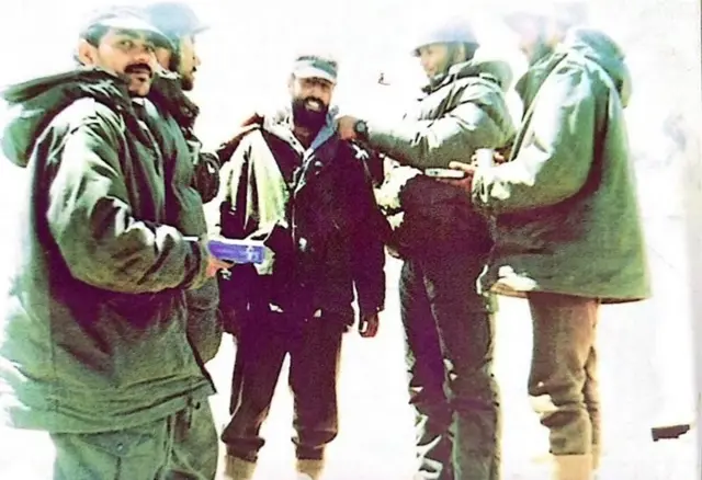 पॉईंट 5140 ची लढाई जिंकल्यानंतर विक्रम बत्रा आणि सहकारी