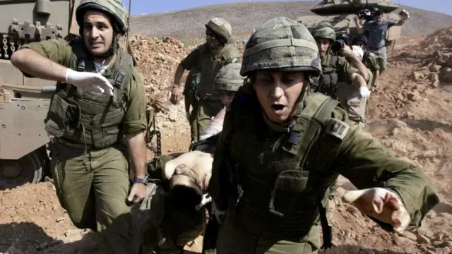 Рањени израелски војник враћа се у Израел након упада у јужни Либан, 24. јула 2006. године