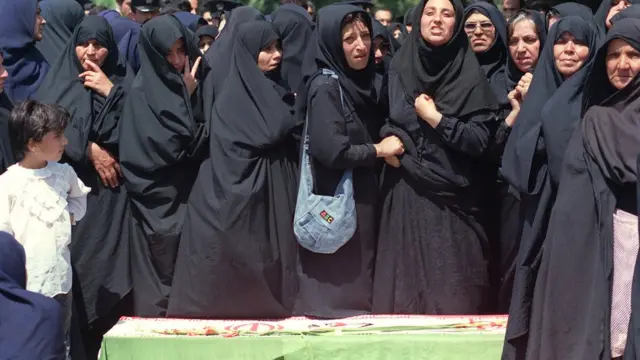 নিহতদের জানাজায় ইরানী নারীদের শোক