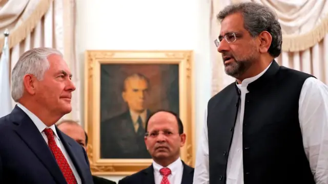 અમેરિકાના વિદેશ પ્રધાન રેક્સ ટિલરસન સાથે પાકિસ્તાનના વડાપ્રધાન શાહિદ ખાન અબ્બાસી