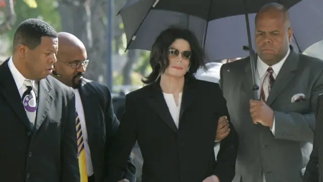 Michael Jackson chega a tribunalsorte esportiva linkSanta Bárbara, na Califórnia, onde estava sendo julgamento por abuso sexualsorte esportiva link2005