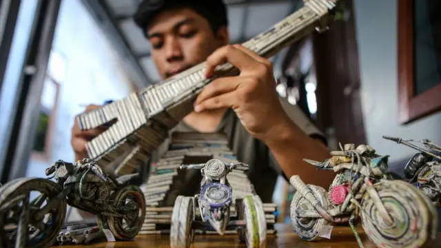 Perajin bahan bekas dari koran