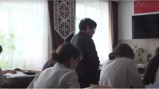 Кыргызстанда жакында Жогорку Кеңеш мугалимдерди коргоо жөнүндө жаңы мыйзам кабыл алды
