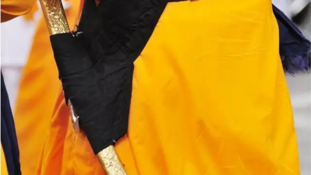 কিরপান নামে একধরনেন ছুরি ব্যবহার করে শিখরা