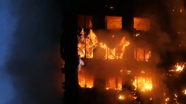 El edificio incendiándose