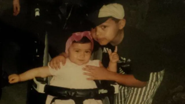 د کوچني اسلام کریموف انځور چې له خپلې خور سره لیدل کېږي