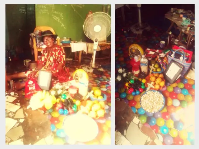 داتی آگبو، در خانه‌اش در شهر لومه، کشور توگو: در بین چیزهای واجبش در دوره همه‌گیری چند نوع میوه، ذرت، لوبیا سفید، یک پنکه، و انجیل و صلیب‌هایش دیده می‌شود