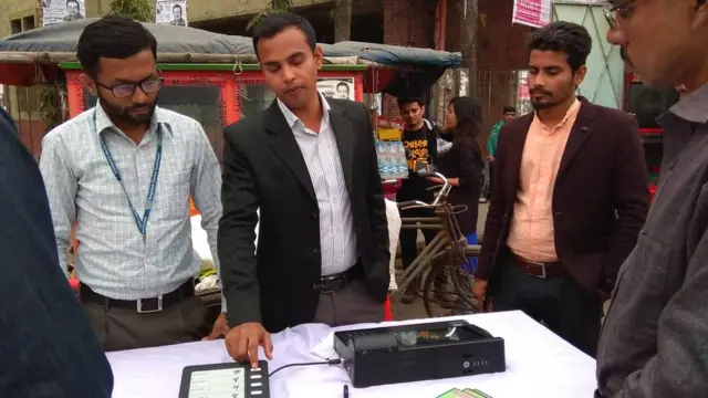 এ আসনের সব কেন্দ্রে এবার ইভিএমে ভোট হবে তাই চলছে ইভিএম প্রদর্শনী