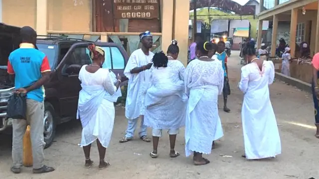 Awọn obinrin ati ọkunrin to wọ asọ funfun