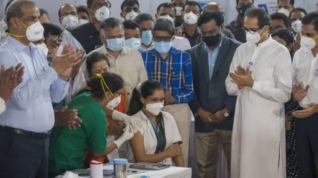 মহারাষ্ট্রের মুখ্যমন্ত্রী উদ্ধব ঠাকরের উপস্থিতিতে মুম্বাইতে শনিবার টিকা নিচ্ছেন একজন স্বাস্থ্যকর্মী