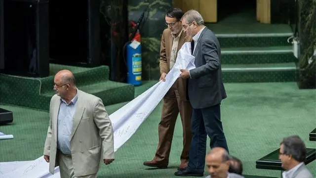 جواد کریمی قدوسی و نادر قاضی پور از نمایندگان مجلس دهم از جمله نمایندگانی هستند که طومار علیه کنوانسیون مقابله با تامین مالی تروریسم در صحن مجلس نمایش دادند