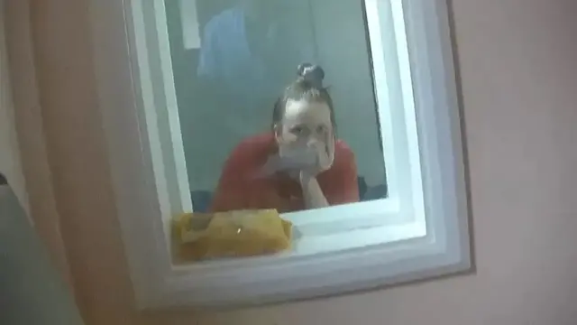 హ్యార్లీ ఒక ఖాళీ గదిలో బందీగా ఉన్నారు