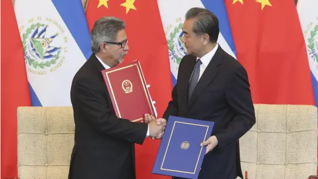 Chinese State Councilor and Foreign Minister Wang Yi (R) and and EL Salvador Foreign Minister Carlos Castaneda shake hands after signing a joint communique on the establishment of diplomatic relations between El Salvador and China at the Diaoyutai State Guesthouse on August 21, 2018 in Beijing, China.