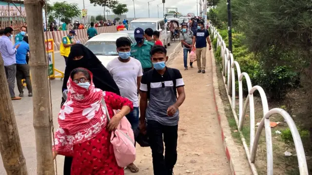 অনেককেই ঘণ্টার পর ঘণ্টা হাঁটতে হয়েছে বাড়ি ফেরার লক্ষ্যে।