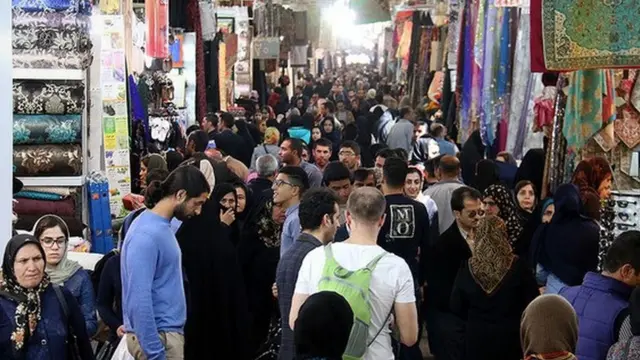 اینجا بازار شیراز است، زادگاه و زیستگاه و آرامگاه سعدی و حافظ، استادان سخن فارسی، در زیر پای مردم کوچه و بازار، گویندگان و نگهدارندگان واقعی زبانهای زنده و بالندۀ سراسر جهان در طول تاریخ زندگی انسان
