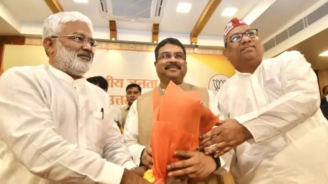 बीजेपी नेताओं के साथ निषाद पार्टी के राष्ट्रीय अध्यक्ष डॉ संजय निषाद