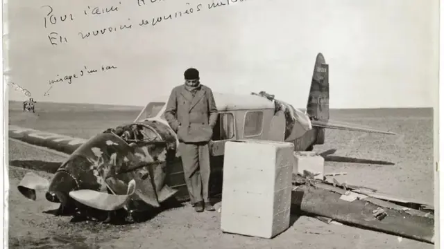 Saint-Exupéry devant l'épave de son avion, en Libye, en 1935