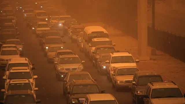 રેતીનું વંટોળ અને રસ્તા પર ચાલતા વાહનો