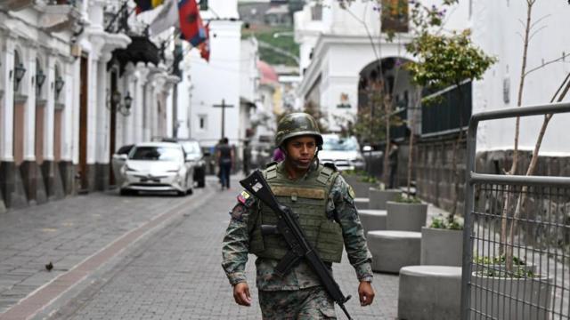 Un militar patrulla las calles de Quito