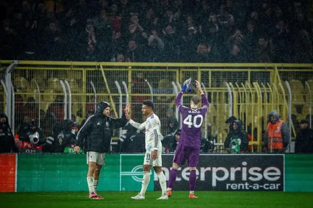 قفسی که طرفداران ویلچرنشین استون ویلا در آن محبوس شده بودند، در این تصویر پشت سر بازیکنان تیم دیده می‌شود