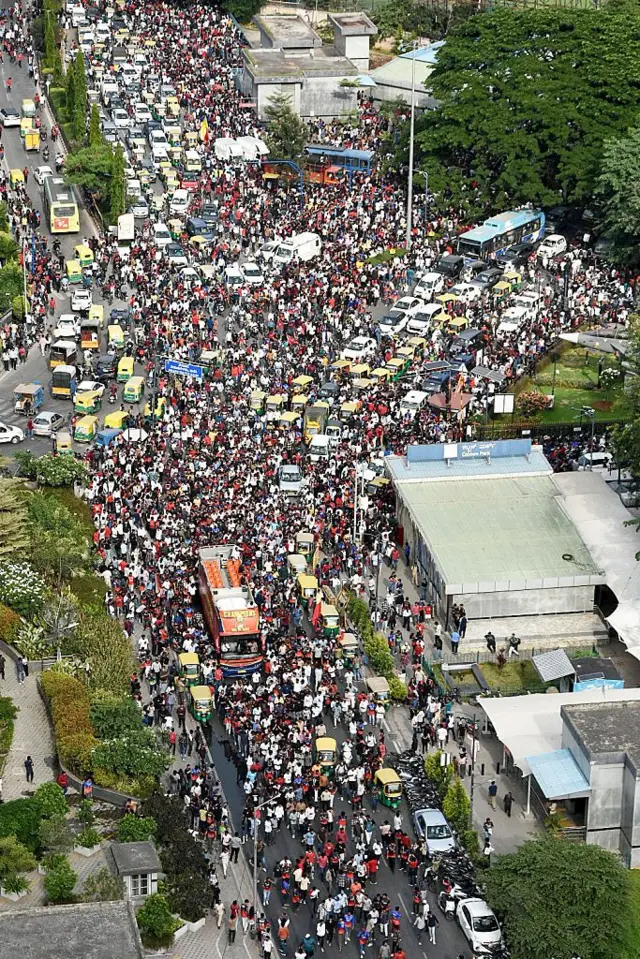 స్టేడియం వద్ద జనం 