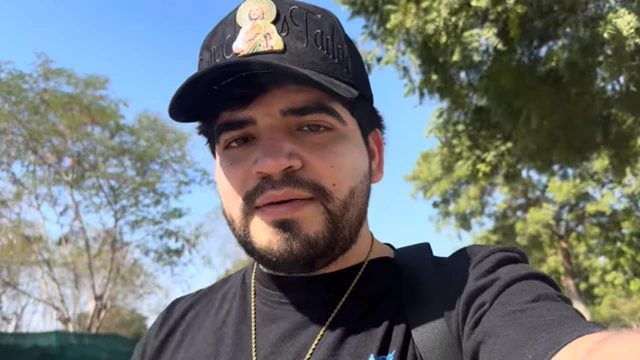 César Gastélum con gorra y camiseta negras en un video de YouTube en su canal.