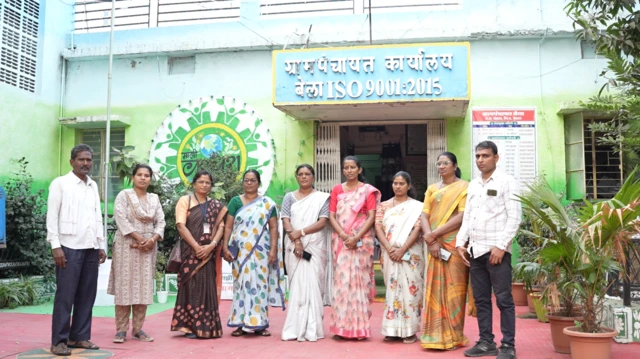 महिला सरपंच शारदा गायधने शेंडे आणि इतर ग्रामपंचायत सदस्य